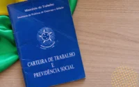 Carteira de trabalho sobre mesa simbolizando vínculo formal em estágio CLT