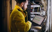 Estudante verifica conexões de rede em data center durante estágio engenharia da computação