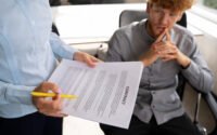 Jovem em reunião analisando contrato durante processo de rescisão de estágio.